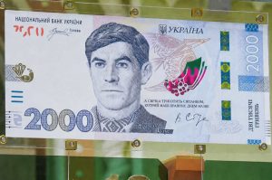 Дізнайтеся, як виглядатиме банкнота 2000 гривень, як працює стрічка Anima™ Colour та коли новий номінал введуть в обіг. Читайте деталі НБУ.