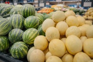 Що корисніше — кавун чи диня: порівняння користі, калорійності, впливу на травлення й поради, кому варто обмежити порції.