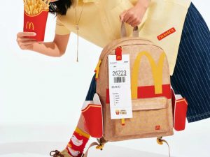 McDonald’s випустив у Китаї рюкзак у вигляді паперового пакета зі знімними кишенями для фрі. Дізнайтеся ціну, тираж і особливості новинки бренду.