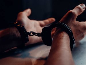 На Закарпатті 66-річного чоловіка підозрюють у зґвалтуванні двох малолітніх сестер. Суд відправив його під варту, прокуратура оскаржить заставу.