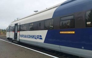 Поїзди «Укрзалізниці» затримуються до 15 годин через бойові дії та тривоги. Які рейси відстають від графіка та як пасажирам повернути гроші за квиток.