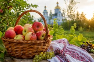 Яблучний Спас 6 серпня 2026 року: дізнайтеся історію Преображення Господнього, традиції, що святять у церкві, та оберіть привітання.