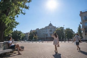Прогноз погоди в Україні на 6 серпня: без опадів, уночі до +25°, удень сильна спека до +38°. Дізнайтеся температуру та швидкість вітру.