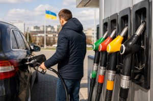 Дізнайтеся ціни на пальне 15 серпня: де подешевшали бензин і дизель, скільки коштує бак на 50 л та чому прогноз про 100 грн втратив актуальність.