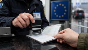 Українцям у ЄС радять мати штамп про виїзд з України для оформлення тимчасового захисту. Дізнайтеся, навіщо він потрібен і де взяти підтвердження.