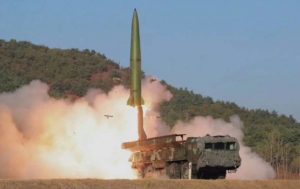 КНДР запустила балістичну ракету на близько 700 км із району Вонсана. Дізнайтеся характеристики ймовірної KN-23 та деталі нового випробування.