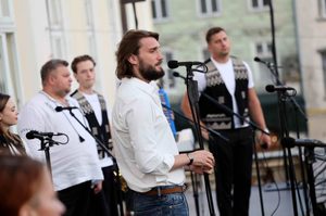 Хор «Гомін» встановив рекорд у Львові: концерт до Дня Незалежності на площі Ринок зібрав близько 10 тисяч людей. Керівника колективу нагородили.