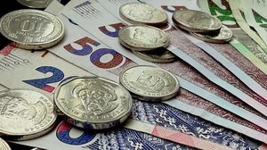 З 1 вересня в Україні зростуть стипендії та оклади педагогів, а школярі отримають безоплатне харчування. Дізнайтеся нові суми, умови та плани пенсійної реформи.