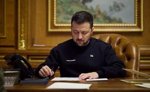 Зеленський присвоїв звання Герой України трьом військовим та нагородив сотні захисників орденами й медалями. Хто отримав державні відзнаки.