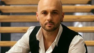 Максим Бородін виступить в Одесі 24 серпня 2026 року о 18:30 у Театрі музкомедії. Дізнайтеся програму, адресу, ціни та де купити квитки онлайн.