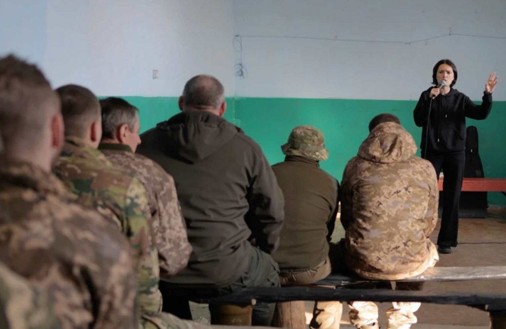 Хто така Лєра Мандзюк: кар’єра в стендапі, стосунки, благодійність і скандали комікеси