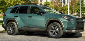 10 цікавих фактів про Toyota RAV4: історія моделі, походження назви, гібридні технології, повний привід, незвичні версії та особливості кросовера.
