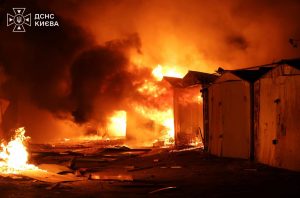У ніч на 8 серпня РФ атакувала Київ і область дронами та балістикою. Є загиблі й поранені, виникли пожежі. Читайте підтверджені деталі та наслідки удару по регіону.