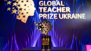 Global Teacher Prize Ukraine назвала 10 фіналістів 2026 року. Переможець отримає 1 млн грн, а українці можуть проголосувати за свого фаворита до 30 вересня.