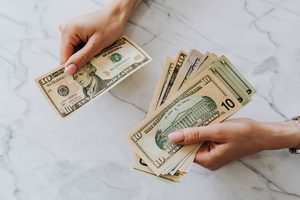 Курс валют НБУ на 11 вересня 2026 року: долар подешевшав до 44,55 грн, євро — до 51,76 грн. Розповідаємо також, що таке е-гривня.