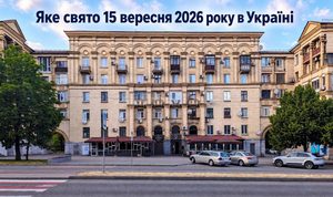 Вид з вулиці на фасад історичного житлового будинку в Запоріжжі, Україна, з елементами класичної архітектури.