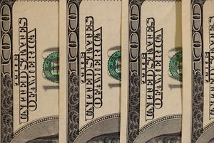 Детальний крупний план кількох доларових банкнот США, що демонструє дизайн валюти.