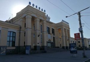Потяги із Запоріжжя та до міста 15 вересня затримуються через російські обстріли. Найбільше запізнення рейсу становить шість годин.