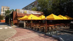 McDonald's в Україні поки закриватиме ресторани і під час жовтого рівня тривоги. Компанія аналізує нові правила та можливість безпечної роботи.