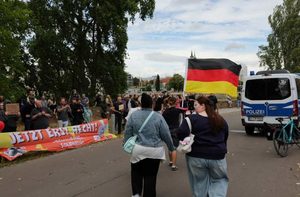 AfD набирає понад 40% у Саксонії-Ангальт. Партія залучає виборців через локальні свята, тему міграції, економіки та ностальгію за НДР.